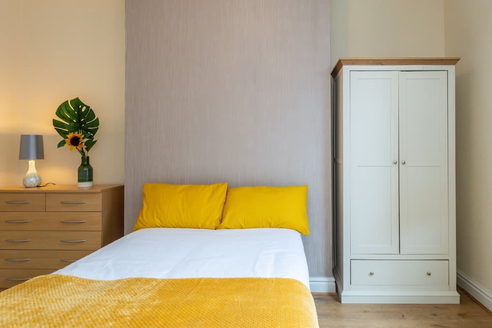 Captivating 5-bed House in Liverpool With Parking