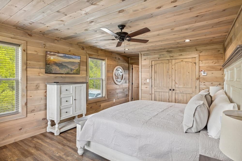 Southern Comfort 5 Bedroom Cabin by RedAwning