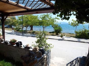 Alonaki Seafront Cottage