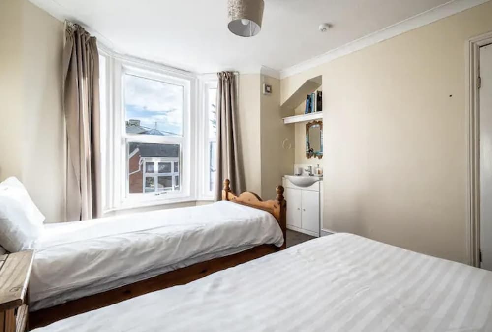 The Boat House Sleeps 4 Pet Friendly