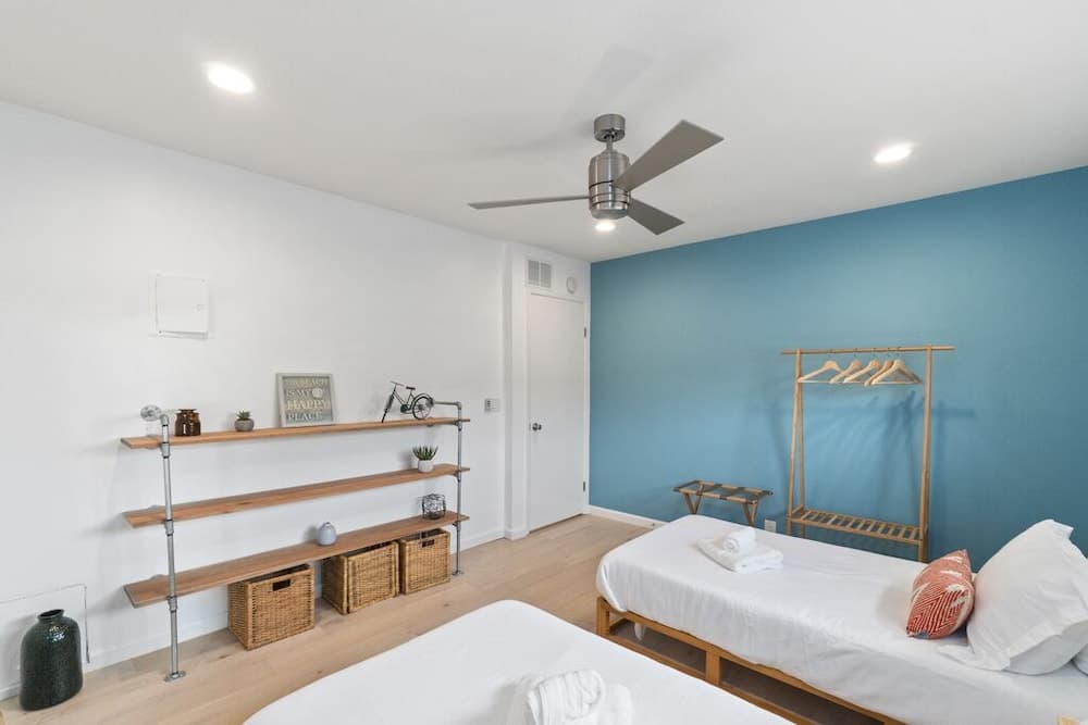 2BR Apartment with distant Ocean View