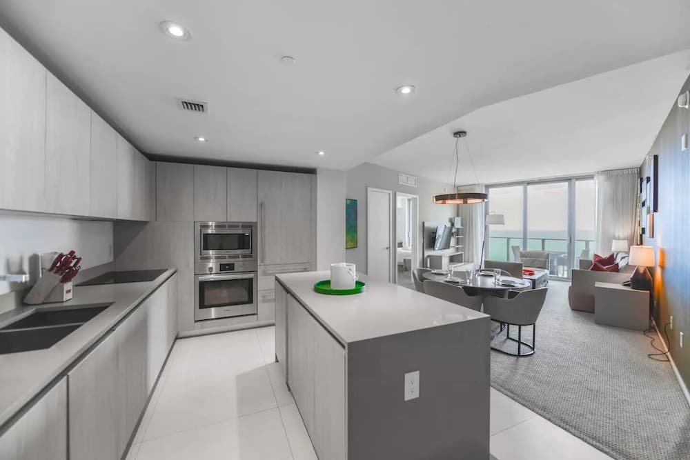 Stunning 2BR w Ocean View to Hyde Beach