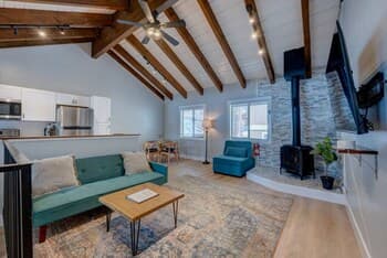 Central Located Cabin w Patio & Backyard BBQ grill