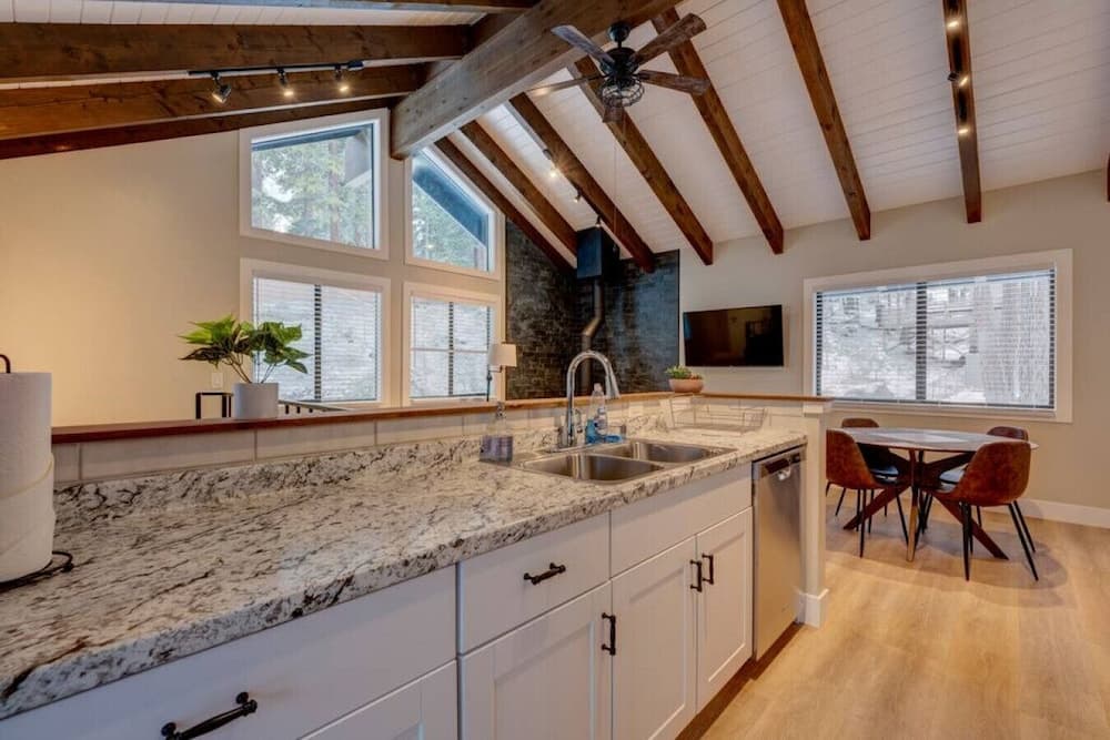 1BR Cabin w outdoor Patio & Extra Bed