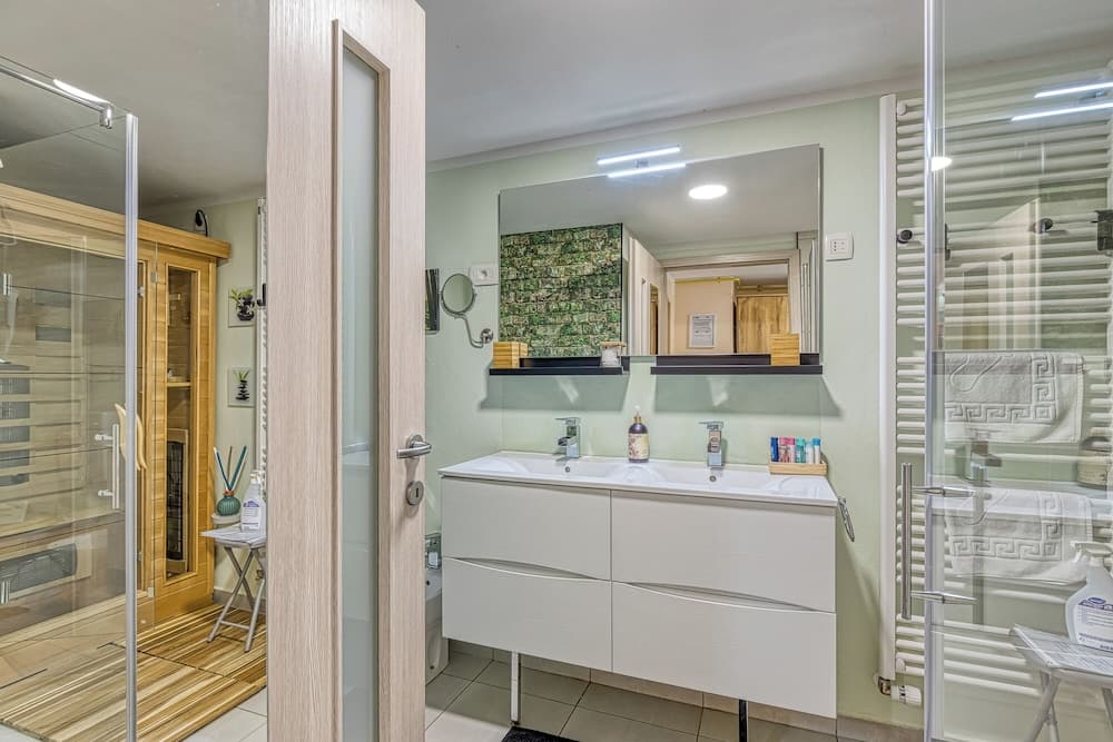 Rozi's Riverside Cottage