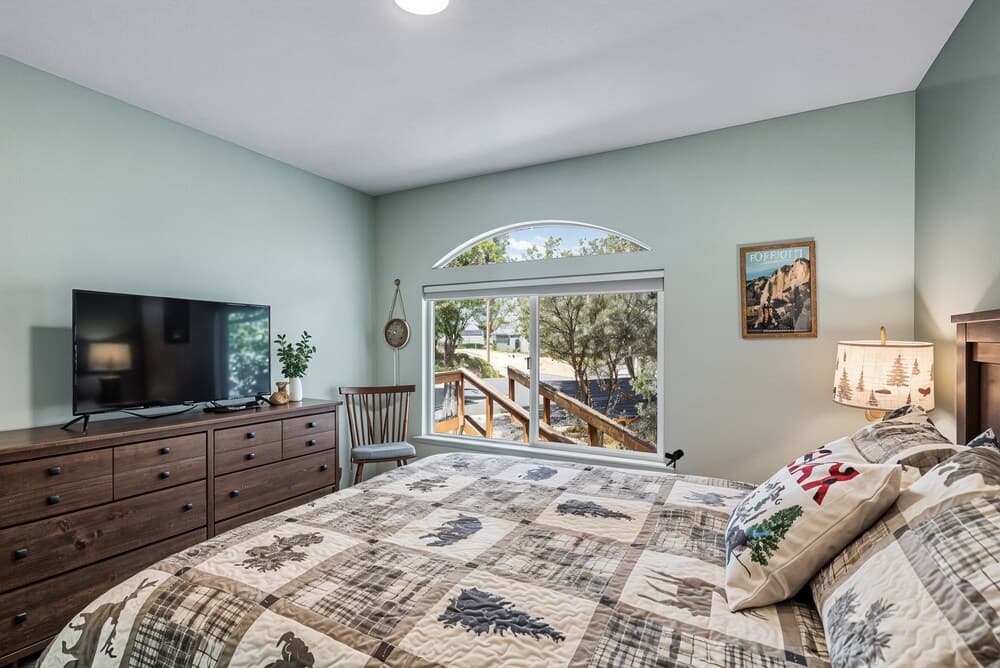 The Nut House - Lovely Home with Hot Tub by Yosemite Region Resorts