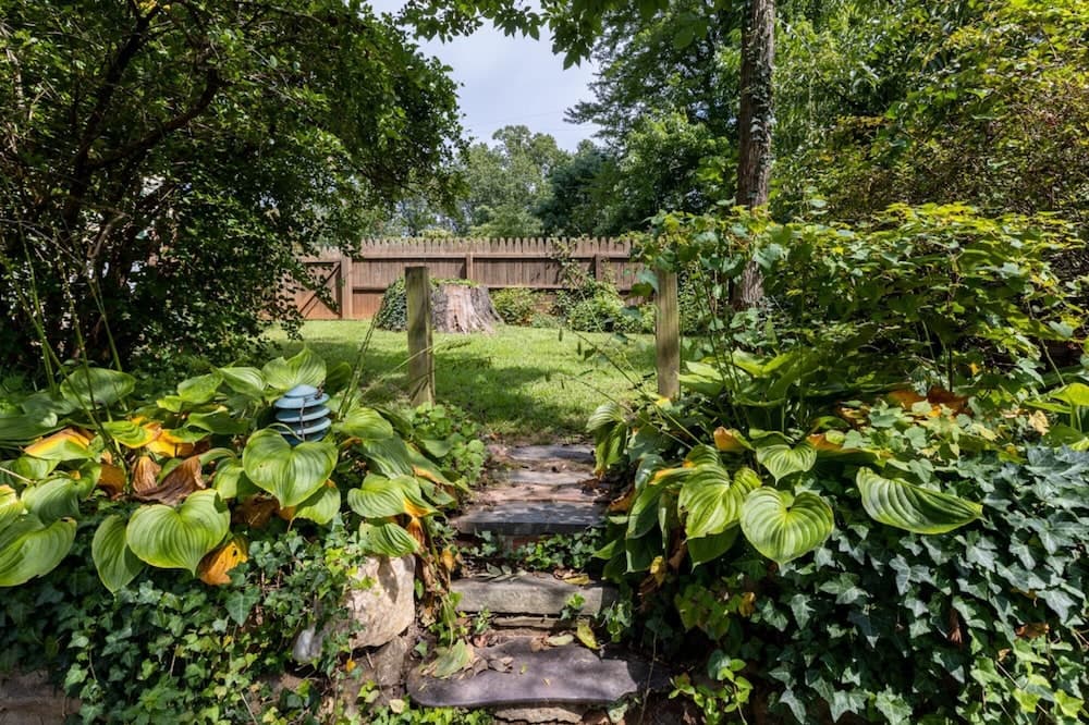 Cheerful 3 Bedroom Home Walk to UVA Stadium