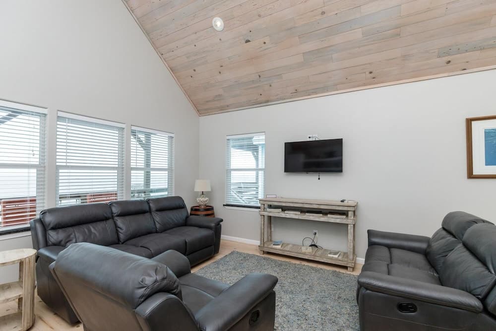 Fins and Feathers - on the Water With Bay Views