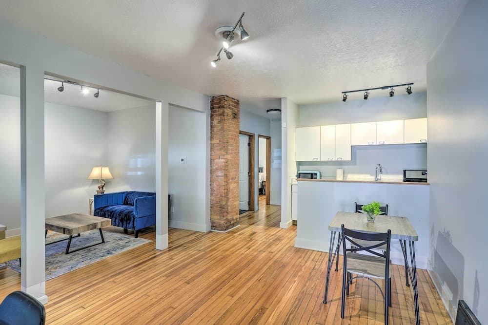 3 Mi to Dtwn: Walkable Apt in Cleveland!