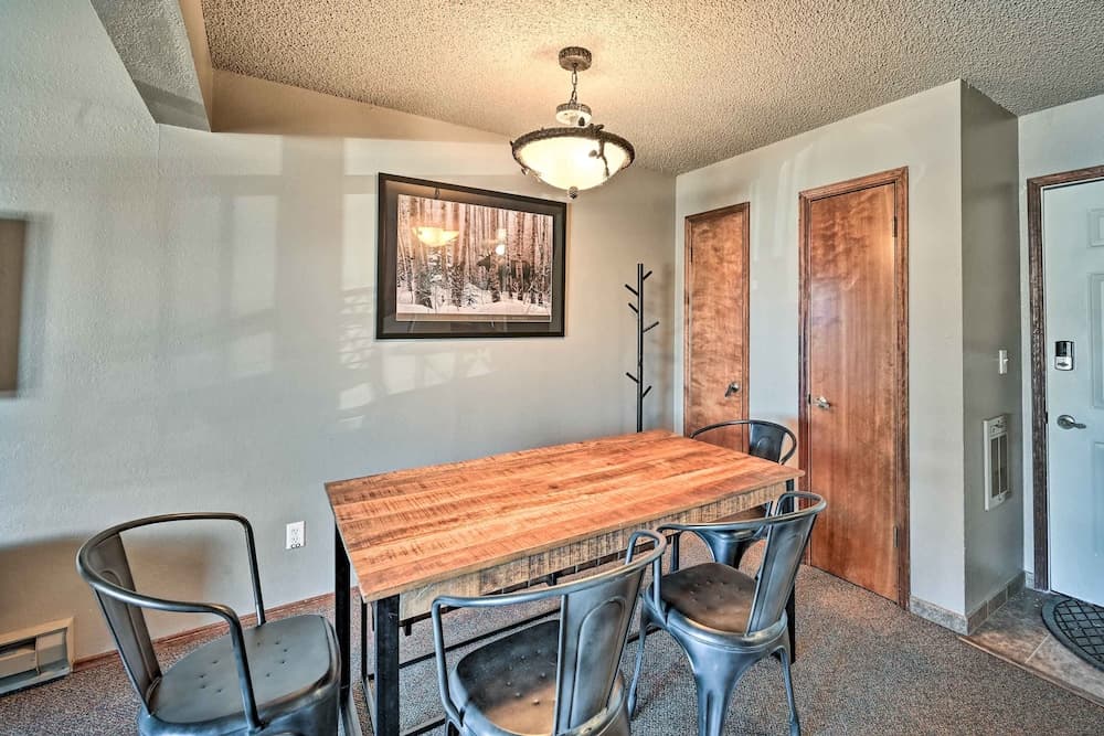 Mtn-view Condo ~ 3 Mi to Dtwn Steamboat Springs!