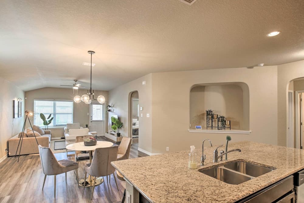 San Antonio Retreat w/ Yard & Grill Near Downtown!