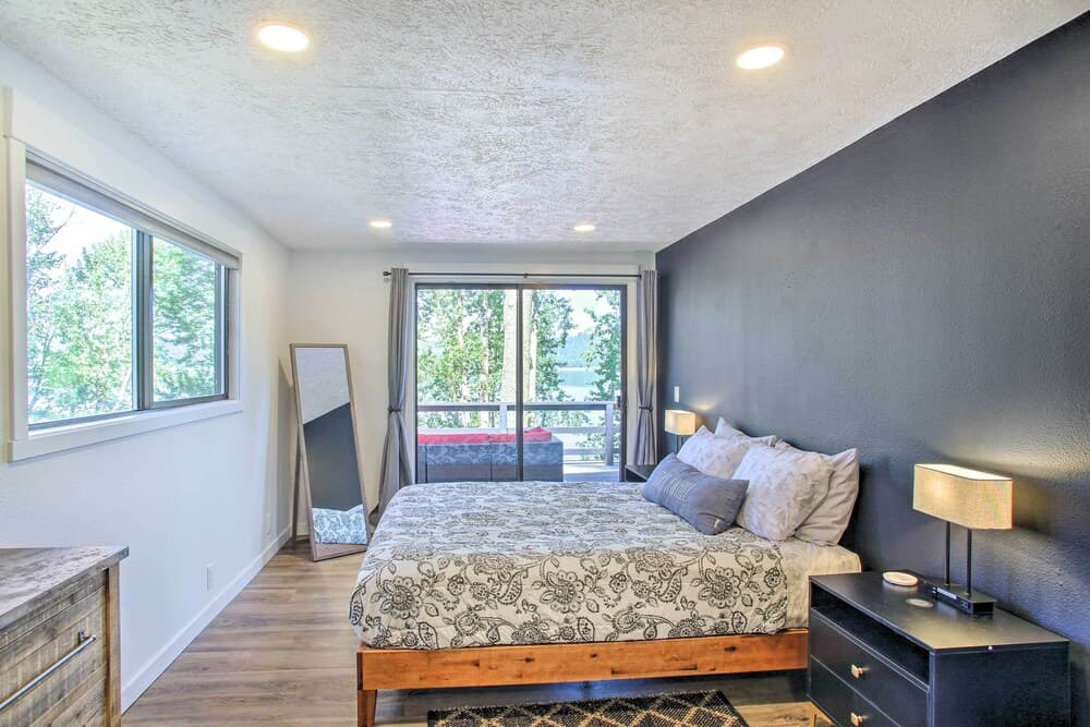 Renovated Hauser Lake Retreat: Walk to Beach!