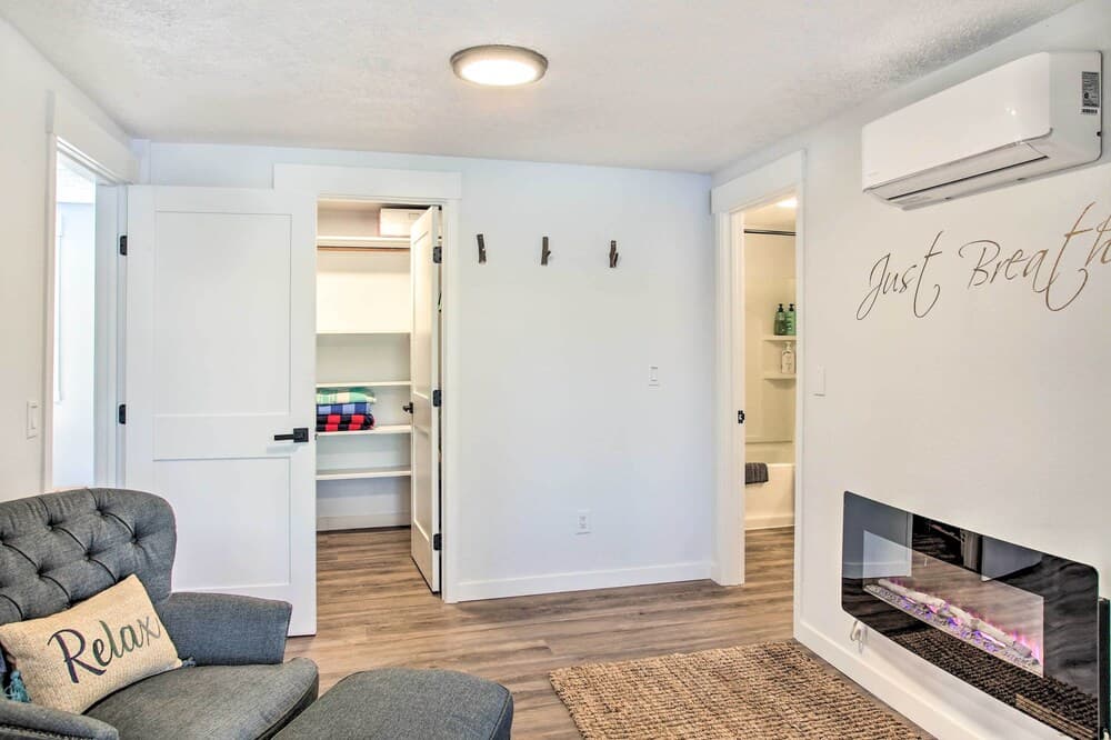 Renovated Hauser Lake Retreat: Walk to Beach!