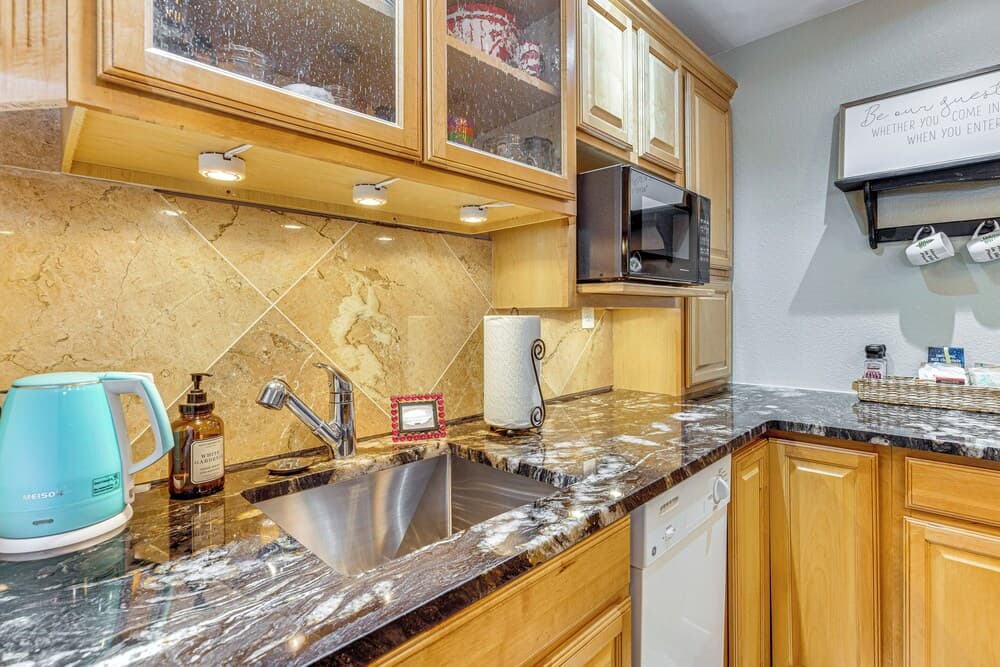 CO Springs Apartment in the Pines w/ Treehouse!