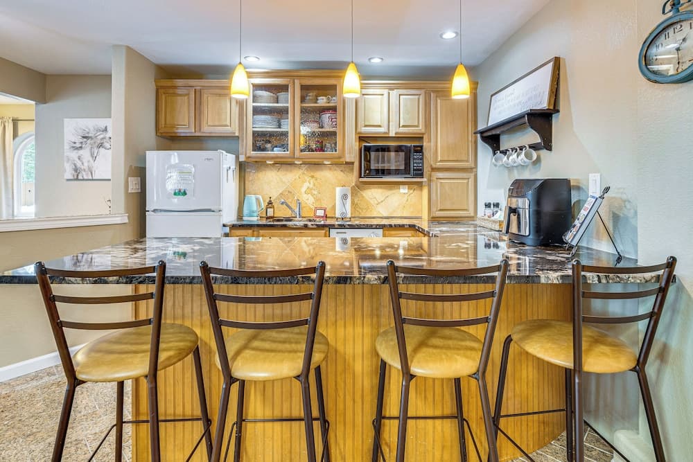 CO Springs Apartment in the Pines w/ Treehouse!