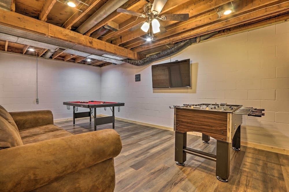 Pine Retreat Cabin With Deck, Hot Tub & Pond!