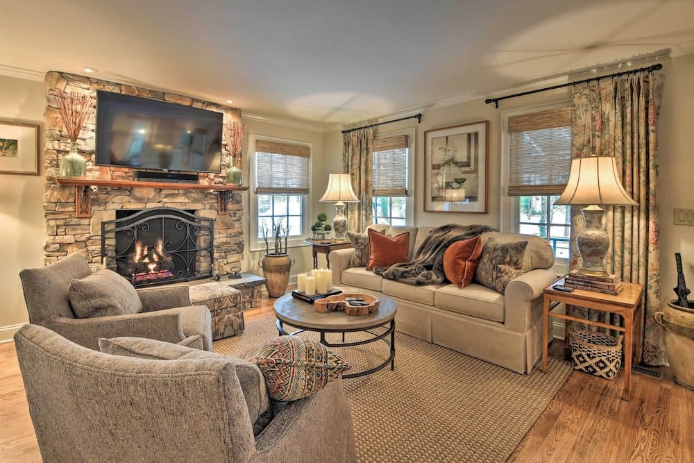 2 Living Areas + Fireplace: Mirror Lake Cottage!