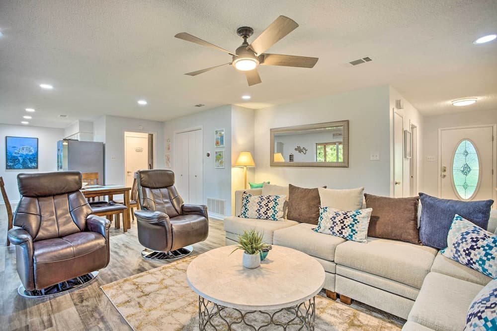 Cedar Creek Lake Home: Private Dock & Hot Tub