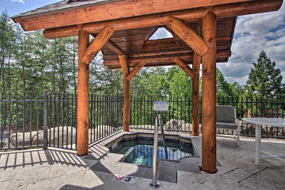 Modern Condo w/ Balcony & Community Hot Tub!