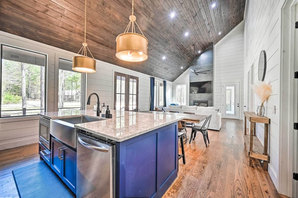 Private Hot Tub, Outdoor Fireplace: Broken Bow Gem