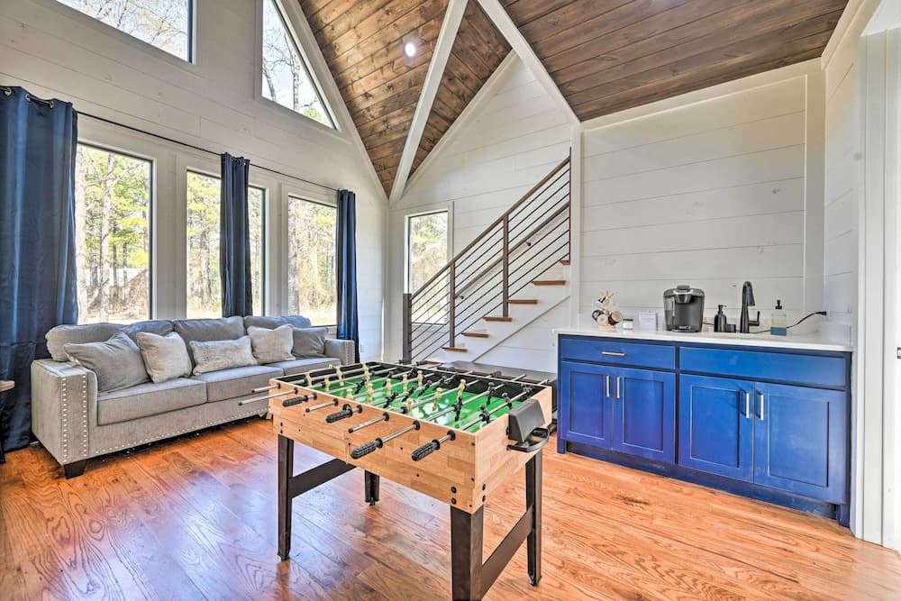 Private Hot Tub, Outdoor Fireplace: Broken Bow Gem