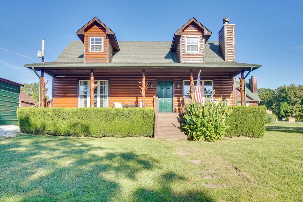 Incredible Log Home: 1 Mile From Lake Tenkiller