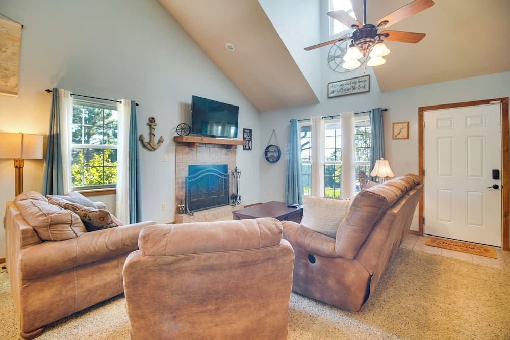 Incredible Log Home: 1 Mile From Lake Tenkiller