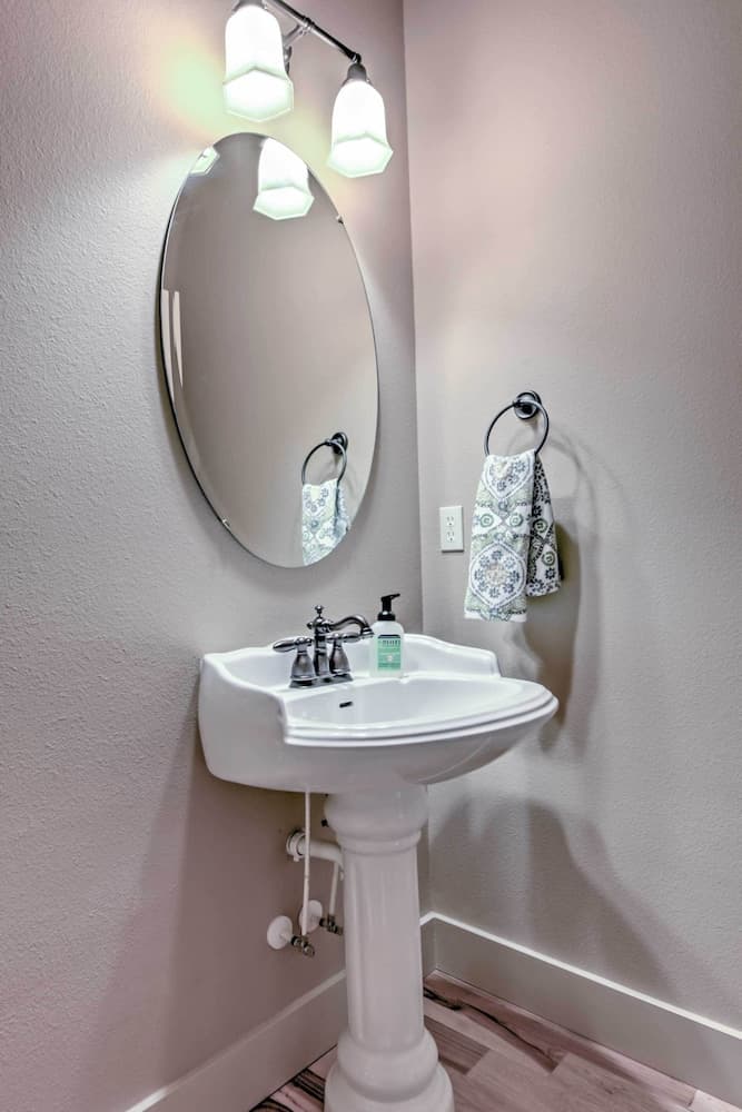 Luxe Home w/ Pool Access: 9 Mi to Downtown Boise!