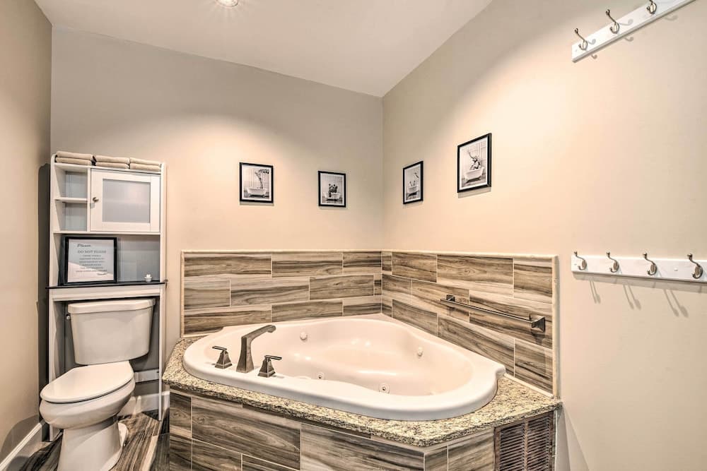 East Stroudsburg Home w/ Decks & Private Pond