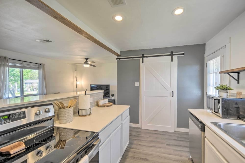 San Marcos Cottage w/ Large Private Backyard!