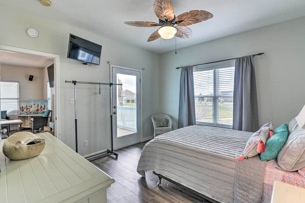 Coastal Crystal Beach House - Steps to Beach!