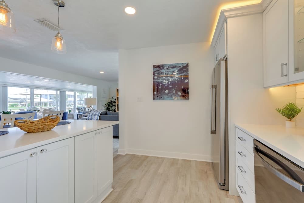 Canal-front Haven: Pool, Dock & Lanai in Palmetto