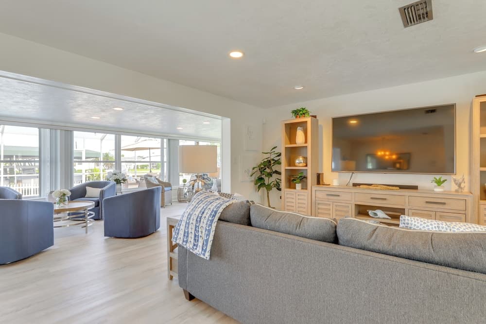 Canal-front Haven: Pool, Dock & Lanai in Palmetto