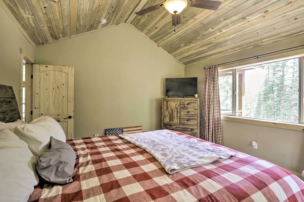 Spacious Cabin w/ Views & Deck Near Jefferson Lake