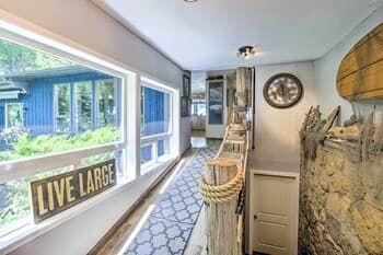 Spacious Waterfront Retreat Near Uw-green Bay