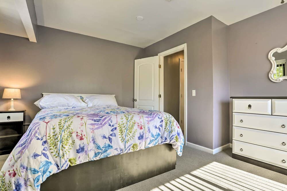 Vibrant Teaneck Home ~ 12 Mi to Manhattan!