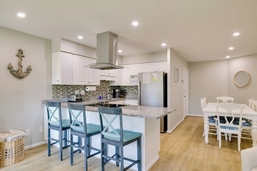 Emerald Isle Condo w/ Indoor Pool & Beach Access!