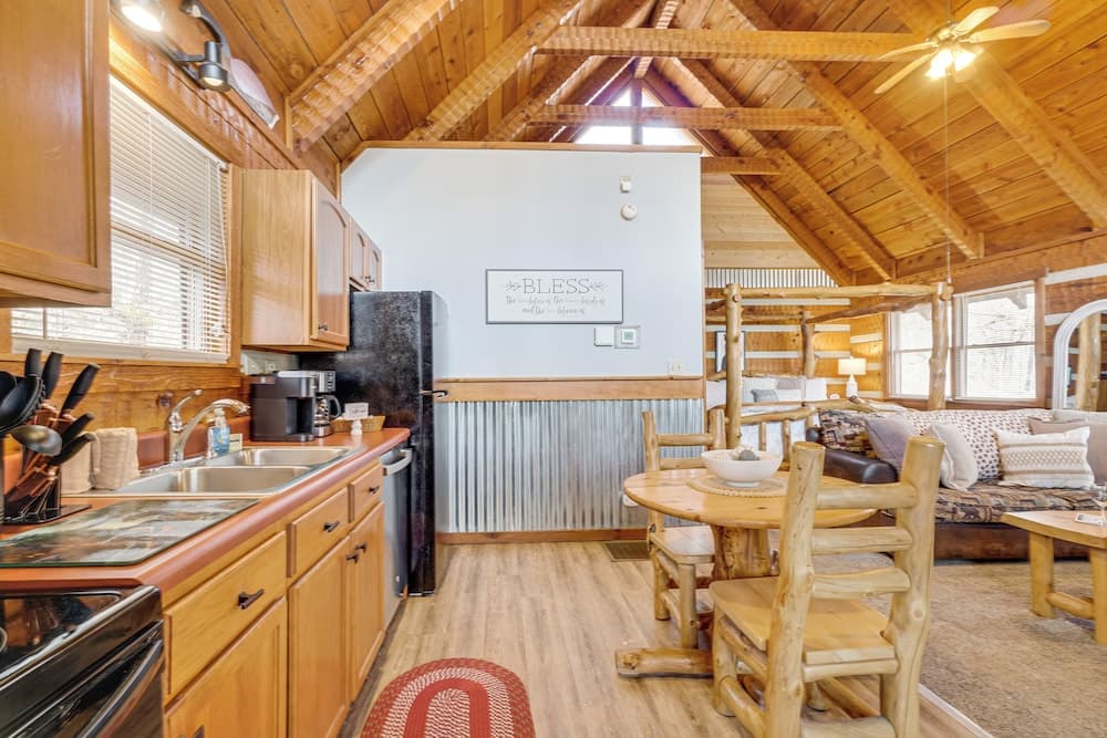 Honey Bear Pause: Rural Escape w/ Porch & Hot Tub!