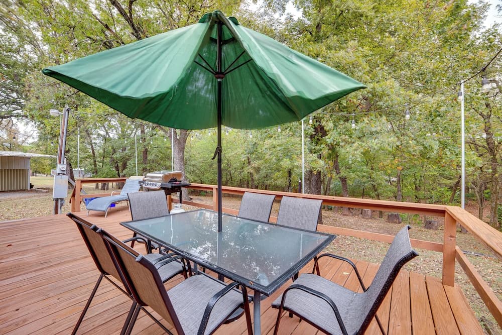 Charming Home w/ Deck & Yard - 1 Mi to Lake Texoma
