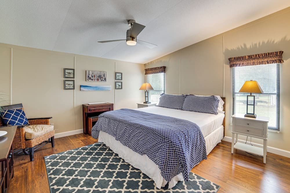 Charming Home w/ Deck & Yard - 1 Mi to Lake Texoma