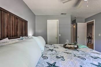 Charming Bradenton Retreat w/ Lanai & Pond!