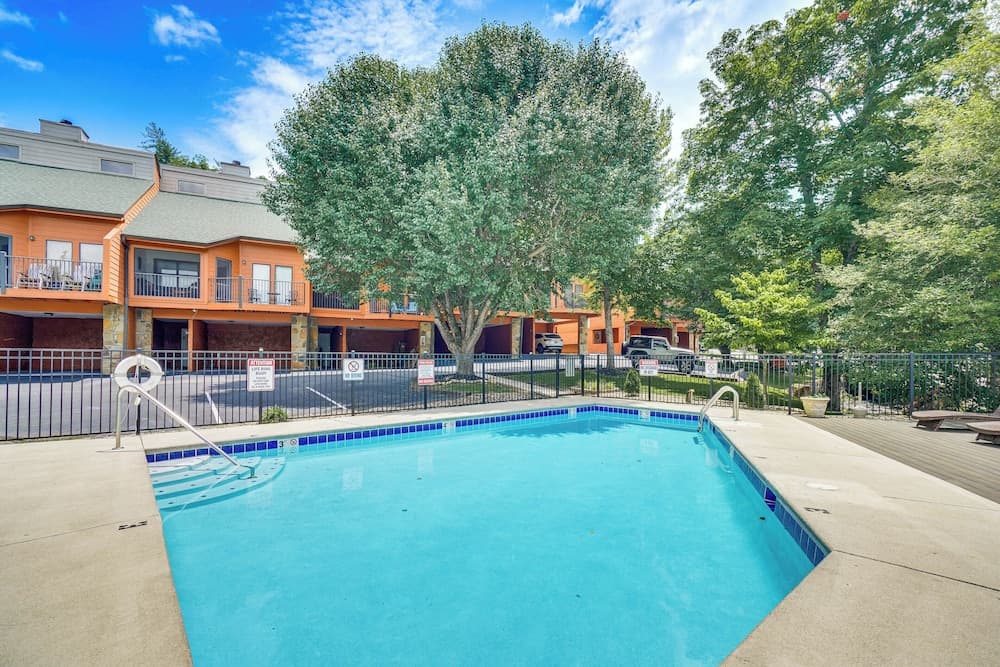 Walkable Dtwn Gatlinburg Townhome w/ Pool Access!