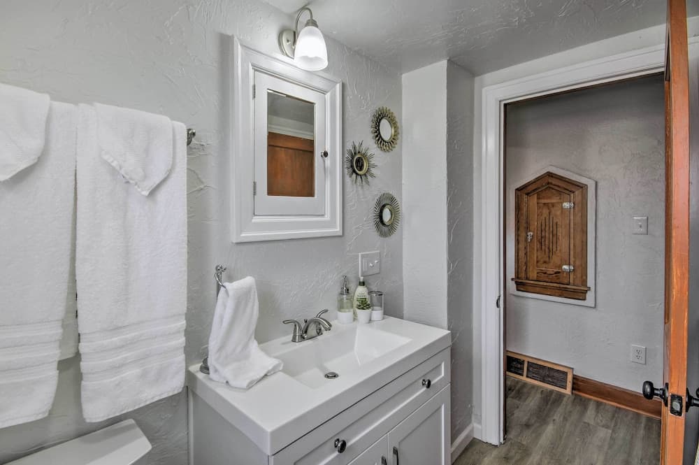 Renovated Laurel Apartment, Close to Downtown