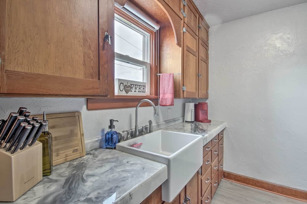 Renovated Laurel Apartment, Close to Downtown