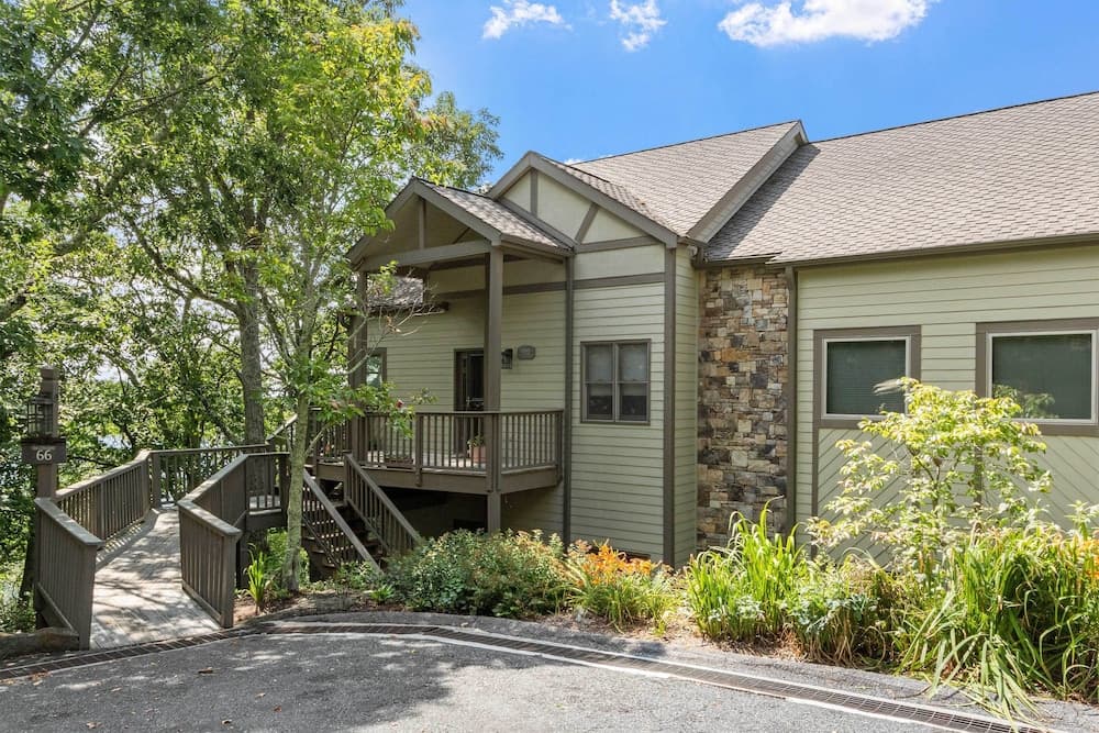 Hiking On-site: Mtn-view Burnsville Condo!