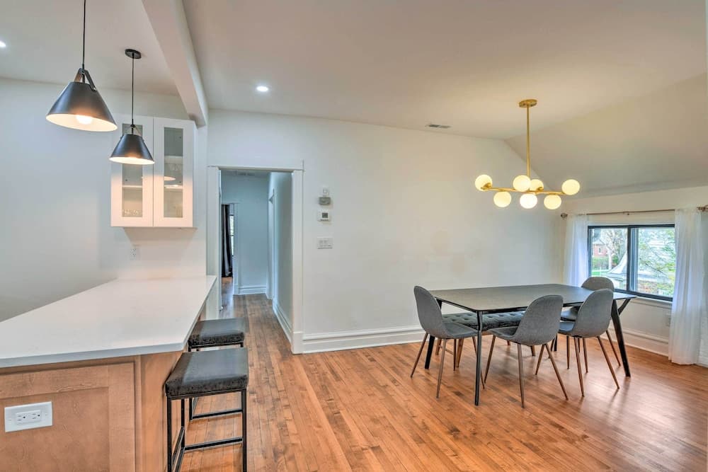 Oak Park Home w/ Grill - 5 Mi to Garfield Park!