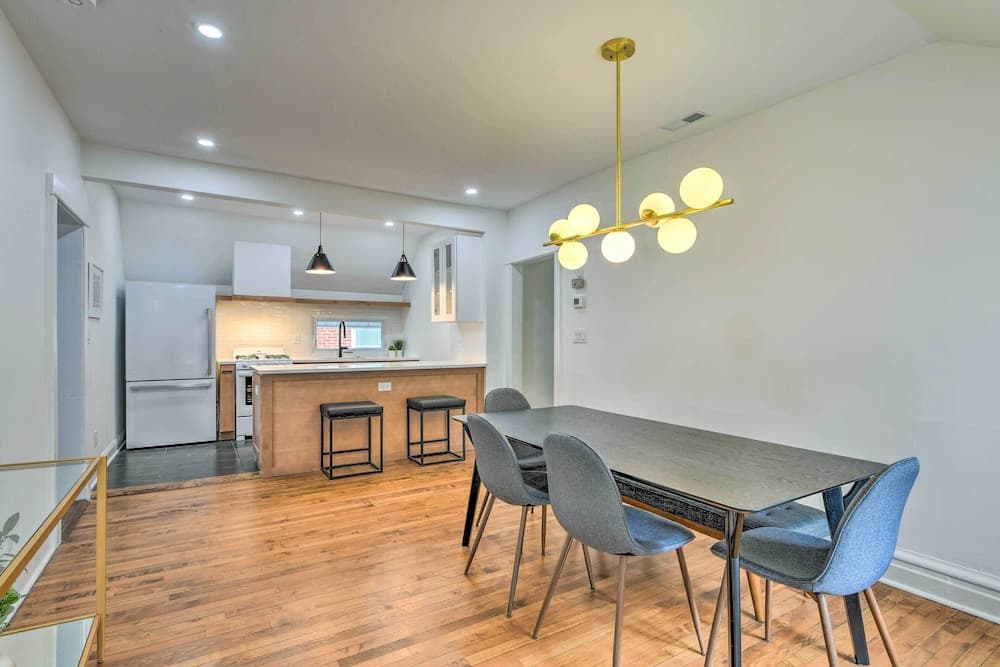 Oak Park Home w/ Grill - 5 Mi to Garfield Park!