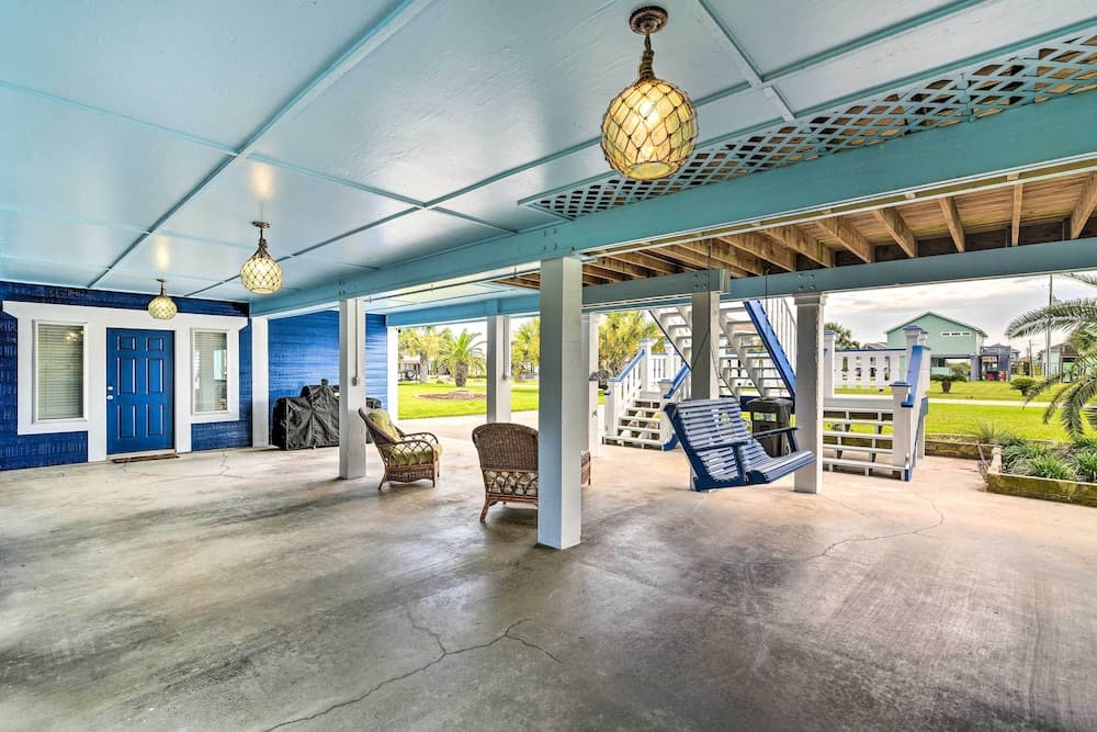 Beautiful Crystal Beach Escape w/ Large Deck!