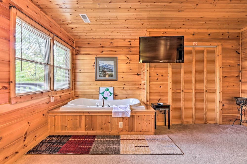 Scenic Sevierville Cabin: Hot Tub, Panoramic Views