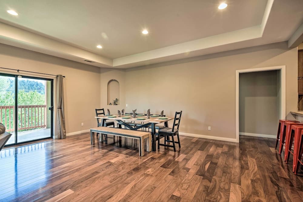 'escape in the Woods' w/ Deck + Mtn Views!